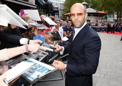 Jason Statham firma autógrafos en el estreno de 'Los mercenarios 3' en Londres en 2014.