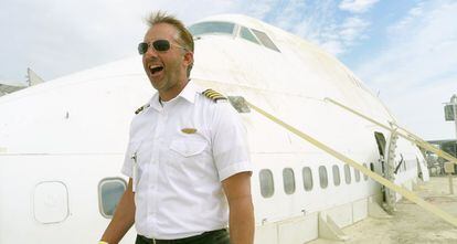 El grupo Big Imagination llevó este año la mitad de un avión Boeing 747 al desierto. En la foto, Ryck, de 47 años, vestido de piloto.