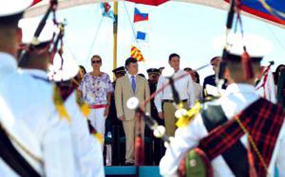 Fotografía cedida por la presidencia colombiana del Presidente Juan Manuel Santos (C), María Clemencia Rodríguez (i) y el ministro de Defensa, Juan Carlos Pinzón, (d), durante la celebración del Día de la Independencia de Colombia en la isla de San Andrés.