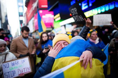Los manifestantes se abrazan durante una manifestación en apoyo de Ucrania en Times Square, Nueva York (EE UU).