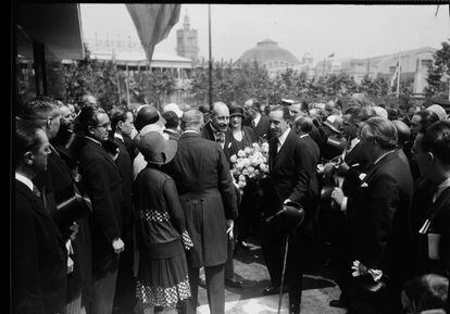 El rey Alfonso XIII y el conde de Welczeck, embajador de Alemania en España, en la inauguración del Pabellón de Alemania en la Exposición Internacional de Barcelona (1929).