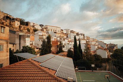 Photovoltaic panels installed on the roof of the Santa María de Nazaret public school, in Chiclana de Segura (Jaén).