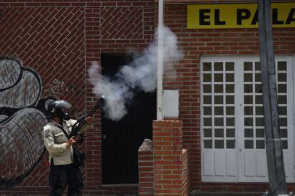 Un policía dispara gas lacrimógeno durante la protesta contra el gobierno venezolano.