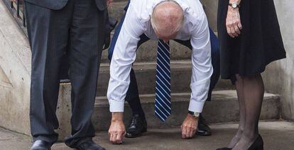 El vicepresidente Biden aganchándose para recoger dos monedas