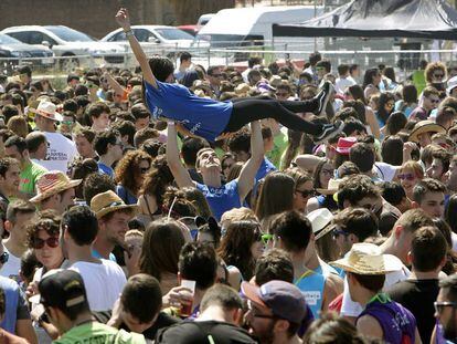 Miles de jóvenes asistentes al macrobotellón universitario organizado en el distrito marítimo de Valencia en 2014. 