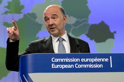 El comisario europeo de Economía, Pierre Moscovici, presenta las previsiones económicas de primavera de la CE. (AP Photo/Virginia Mayo)