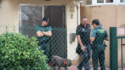 Agentes de la Guardia Civil registran la vivienda de Castro Urdiales (Cantabria) donde vivía la mujer detenida, en octubre de 2019.