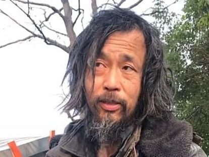 El sin techo de Shangái Shen Wei huye de la fama que le reportaron unos vídeos en los que habla de literatura y filosofía clásicas
