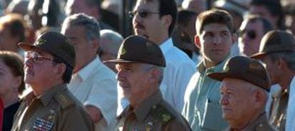 Raúl Guillermo, hijo de Luis Alberto (segunda fila, primero por la derecha), en un acto de la cúpula del régimen junto a su abuelo.
