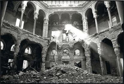 La Vijećnica, fotografiada tras el bombardeo que la destruyó en 1992.