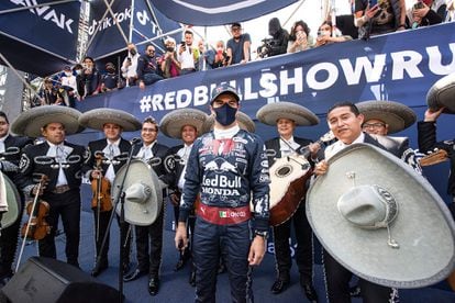 Checo Pérez presenta el traje de piloto de edición especial decorado con motivos de Mariachi.