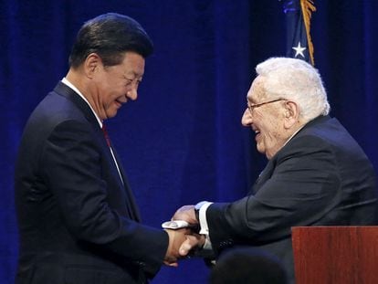 El presidente chino, Xi Jinping, saluda al exsecretario de Estado de EE.UU., Henry Kissinger, durante una cena de recepción en Seattle (Washington) el 22 de septiembre de 2015.