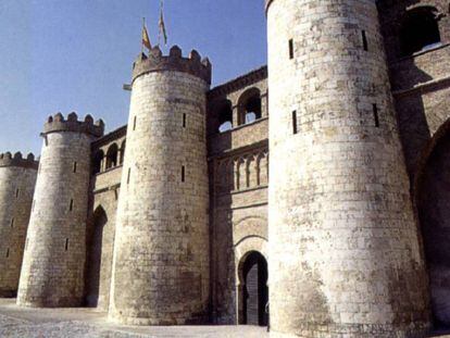 Puerta de ingreso en el Palacio de la Aljafer&iacute;a de Zaragoza. 