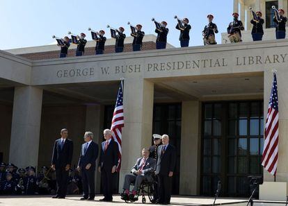 De derecha a izquierda, el presidente Barack Obama y los expresidentes GEorge W. Bush, Bill Clinton, George H. W. Bush y Jimmy Carter.