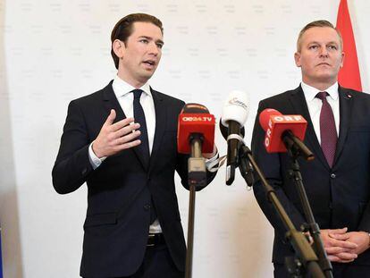 El primer ministro austriaco, Sebastian Kurz (izquierda) y el ministro de Defensa, Mario Kunasek, en una rueda de prensa en Viena, este viernes.
