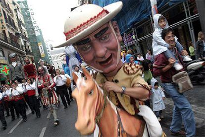 Uno de los cabezudos que desfilaron ayer por el centro de Madrid para abrir las fiestas en honor de san Isidro.