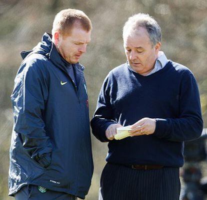 El t&eacute;cnico Neil Lennon escucha a John Park.