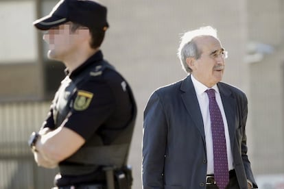El exvicepresidente de Caja Madrid, Virgilio Zapatero (derecha), a su llegada a sede de la Audiencia Nacional en San Fernando de Henares, el 27 de septiembre de 2016.