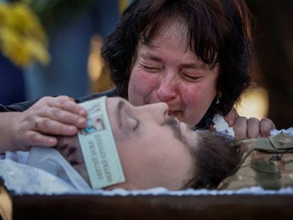 Una mujer lloraba este martes ante el cuerpo de su hijo, muerto en combate con tropas rusas, en una ceremonia en Kiev.