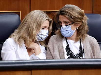 Las vicepresidentas Yolanda Díaz y Teresa Ribera, este miércoles en el Congreso.