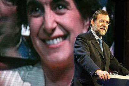 Rajoy, ante una pantalla que muestra a una sonriente María San Gil, se dirige al público congregado en Bilbao.