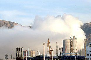 Imagen de la nube contaminante provocada por la combustión de abono químico en un silo de la empresa Fertiberia, próxima a Cartagena.