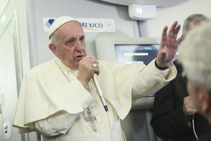 El papa Francesc es dirigeix als periodistes a bord de l'avió que el trasllada de Mèxic a Itàlia, el 18 de febrer.