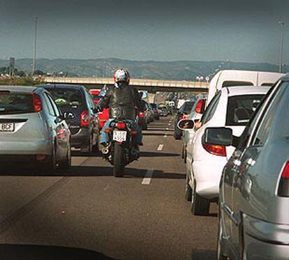 Atasco de varios kilómetros ayer en la A-3 con sentido a Madrid.