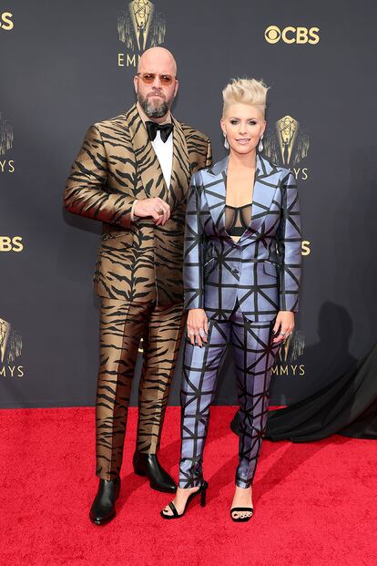 Chris Sullivan y Rachel Sullivan combinaron sus trajes de estampado animal y geométrico. El actor está nominado en la categoría de mejor intérprete de reparto de drama por This is us.