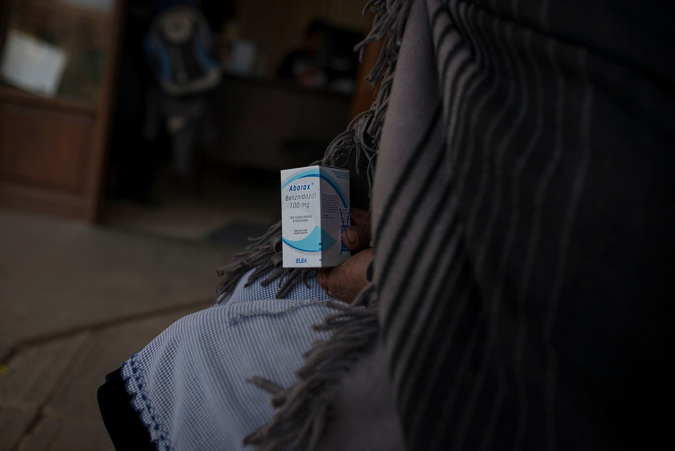 Una mujer sostiene una caja de Benznidazol, el medicamento que se emplea para tratar el chagas, tras una consulta médica en Cochabamba, Bolivia en 2016.