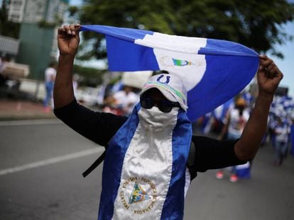 Un manifestante levanta una bandera a Nicaragua en una protesta el 4 de julio.