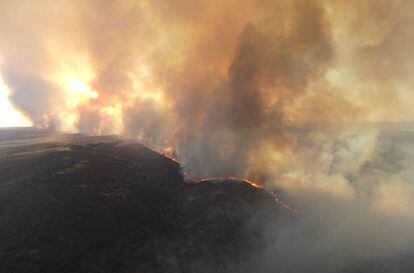 El incendio a su paso por los Arribes del Duero el jueves pasado.