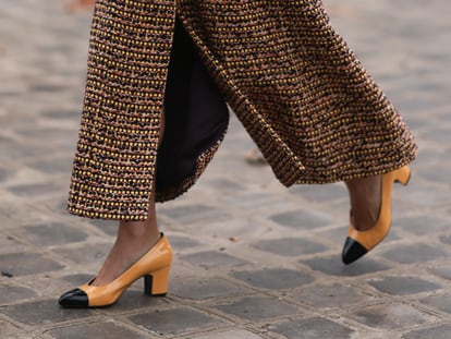 Chanel ha convertido en icónicos sus zapatos de punta en contraste, un modelo que conjuga elegancia y comodidad. GETTY IMAGES.