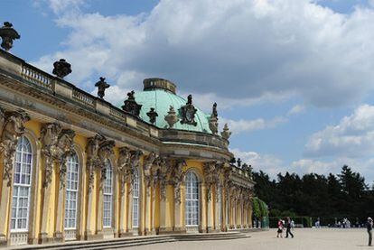 Una vista del palacio rococó de Sanssouci, en Potsdam, residencia de verano de Federico el Grande.