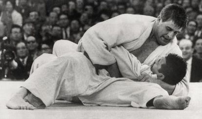 Gessink inmoviliza a Kaminga en el combate de los Juegos de Tokio 1964.