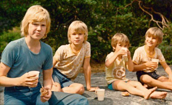 Los cuatro hermanos Thunberg, en una imagen tomada cuando tenían entre cinco y doce años. Están sentados sobre una roca que años más tarde usarían como vía de escape a su primer atraco. Carl, el mayor, a la izquierda del todo, era el líder de la banda. A su lado, Stefan, no llegó a enrolarse.