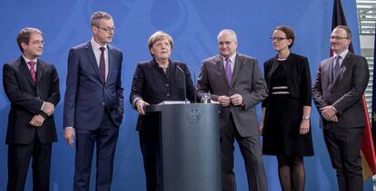 La canciller Angela Merkel y los cinco expertos del consejo asesor del Gobierno, en la Canciller&iacute;a en Berl&iacute;n el 2 de noviembre. 
