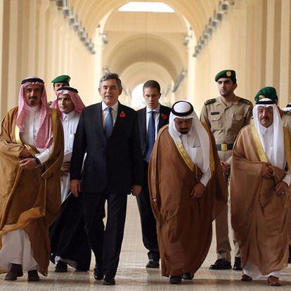 El primer ministro británico, Gordon Brown, hoy con funcionarios saudíes en Riad