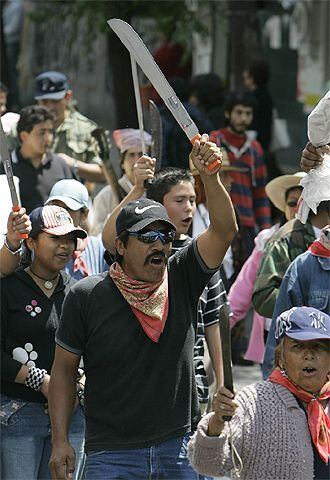 Protesta en Atenco tras las detenciones por una revuelta.