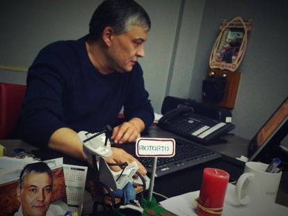 El periodista Pepe Seijo, en su mesa de trabajo en la Cadena SER de Lugo en 2017.