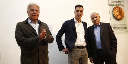 Felipe Gonzalez, Pedro S&aacute;nchez y Alfonso Guerra, ayer, en el acto de conmemoraci&oacute;n &quot;40 a&ntilde;os de socialismo en libertad&quot; en la Casa de Am&eacute;rica.