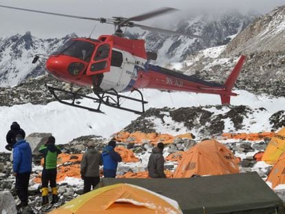 Un helicóptero de rescate aterriza en el campamento base del Everest, este domingo.