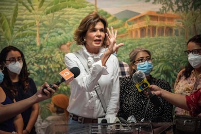 Cristiana Chamorro, exdirectora de la Fundación Violeta Barrios de Chamorro y candidata presidencial, ofrece una conferencia de prensa en Managua el 31 de mayo de 2021.