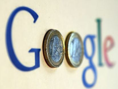Logotipo de  Google con dos monedas de un euro.