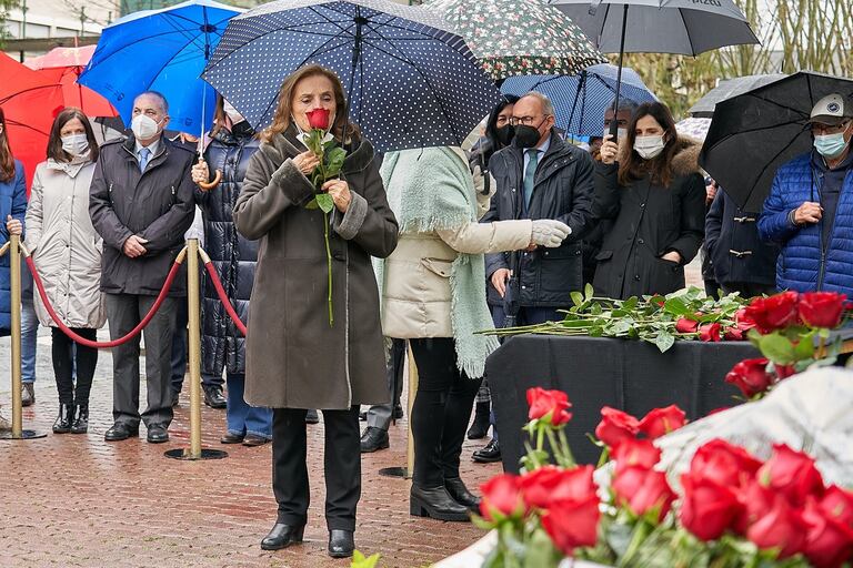 Natividad Rodríguez, viuda de Fernando Buesa, asesinado por ETA hace 21 años junto a su escolta Jorge Díez, en el homenaje celebrado en Vitoria.