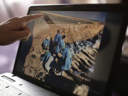 Una investigación de Associated Press (AP) ha identificado 72 fosas comunes del Estado Islámico en Sira e Irak. En la imagen, de mayo de 2016, el director del Gobierno Regional del Kurdistán, Sirwan Jalal, señala uno de los puntos donde han encontrado cadáveres.