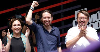 Ada Colau, Pablo Iglesias y Xavier Doménech en el acto electoral en Barcelona.