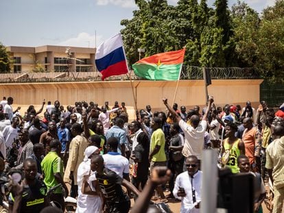 Protestas en las calles de Uagadugú, con banderas de Burkina Faso y de Rusia, este viernes.