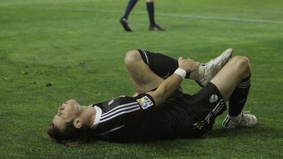 Gareth Bale, dolorido tras recibir una falta en Vallecas