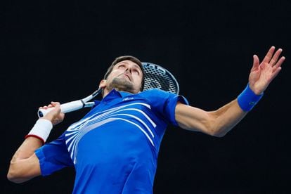 Novak Djokovic se dispone a sacar durante el partido.